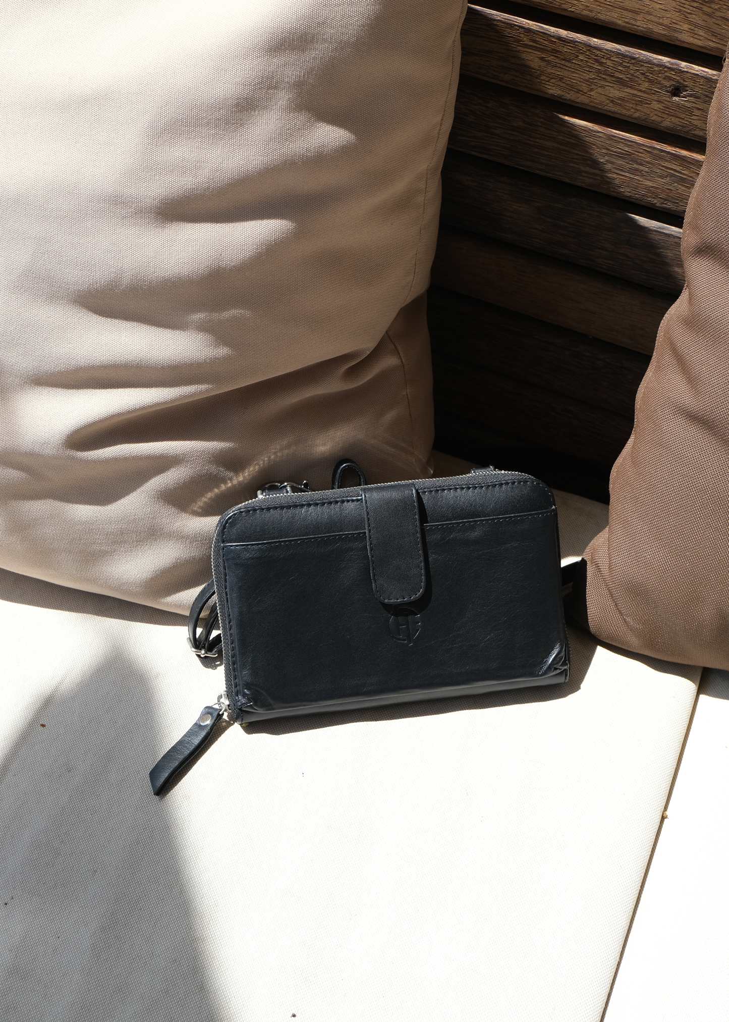 Geneva Wallet Sling in Black