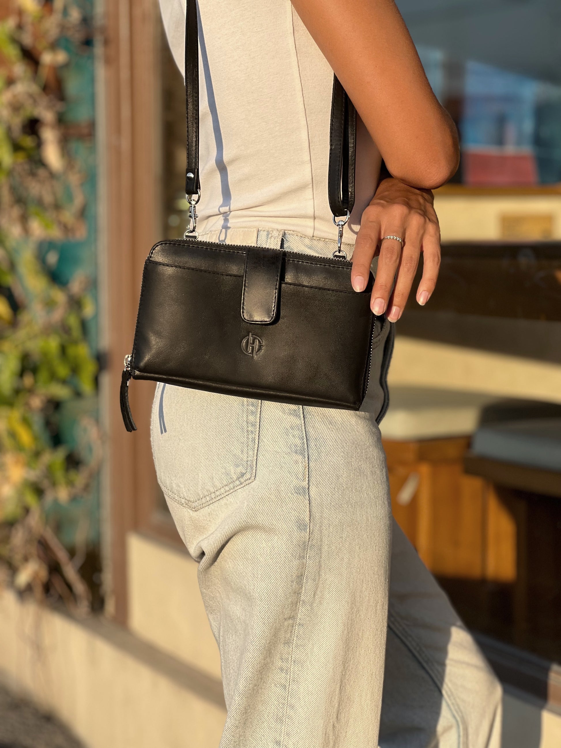 Geneva Wallet Sling Leather Bag in Black