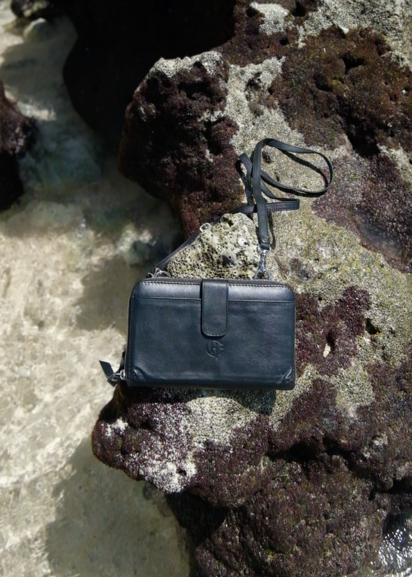 Geneva Wallet Sling in Black