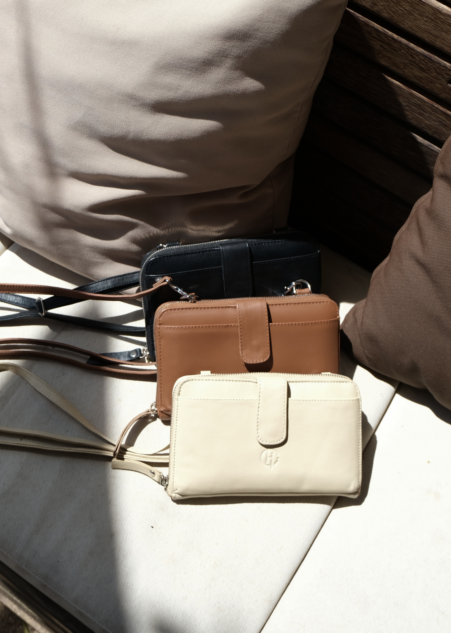 Geneva Wallet Sling in Creme