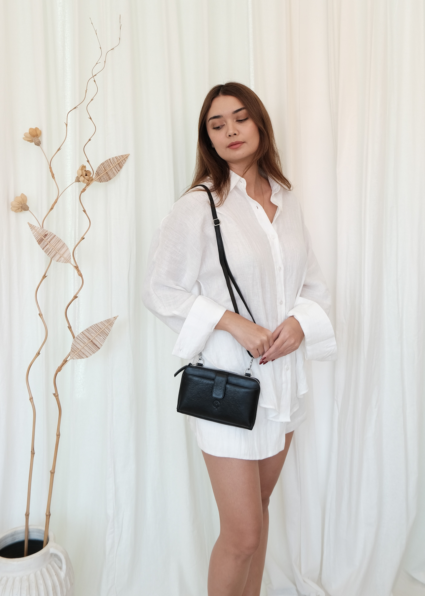 Geneva Wallet Sling in Black