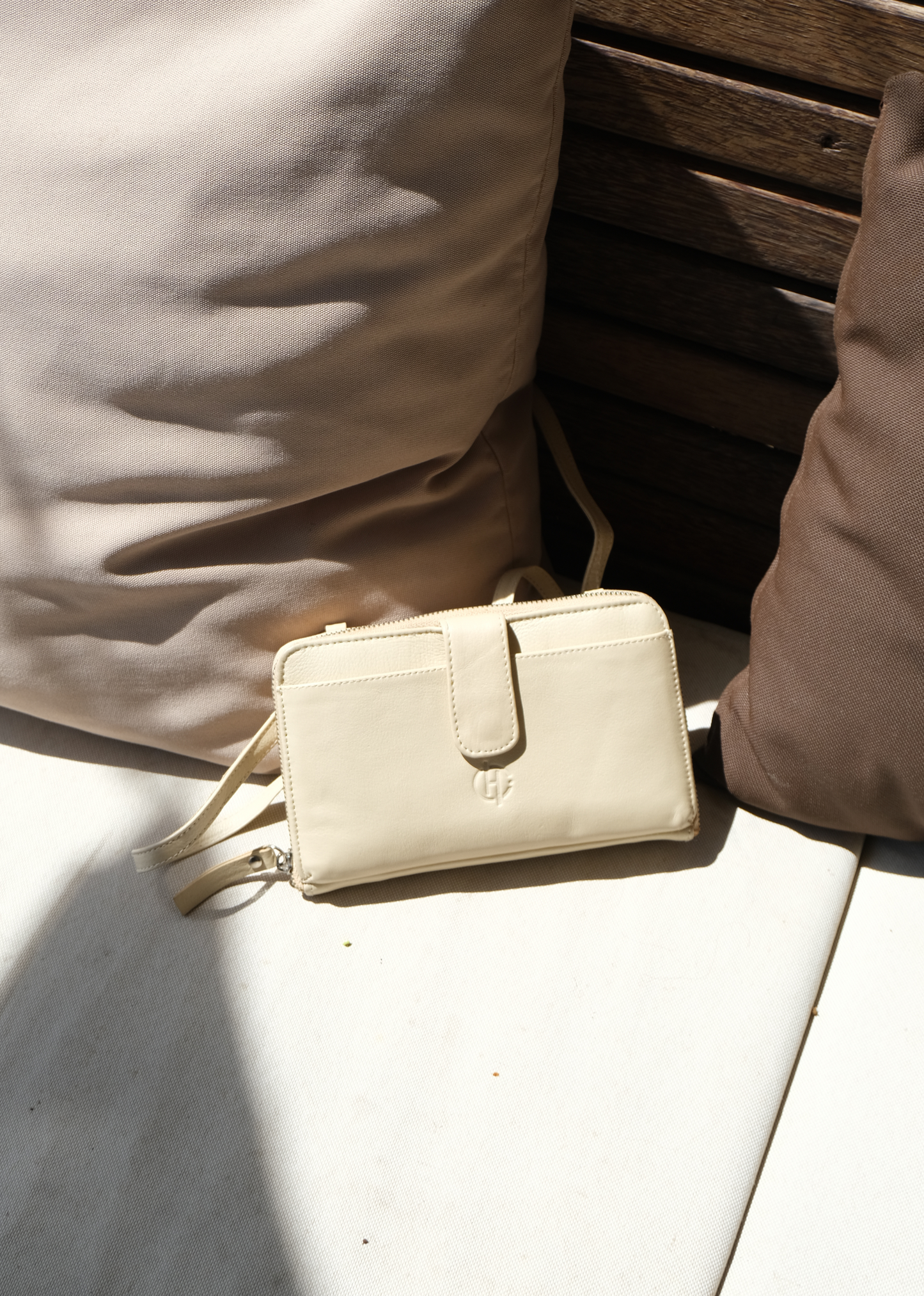 Geneva Wallet Sling in Creme