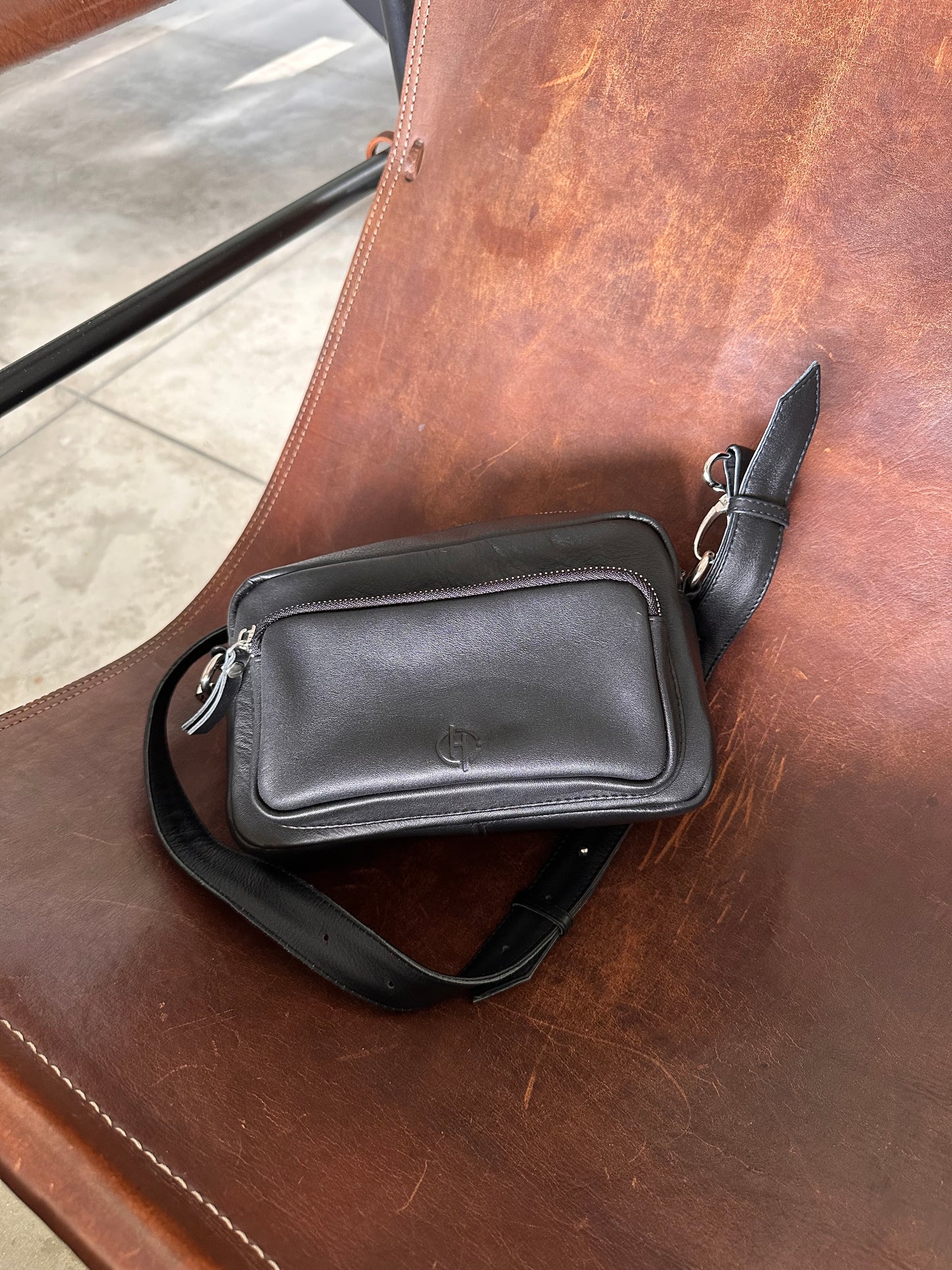 Geneva Cross Body Sling Leather Bag in Black