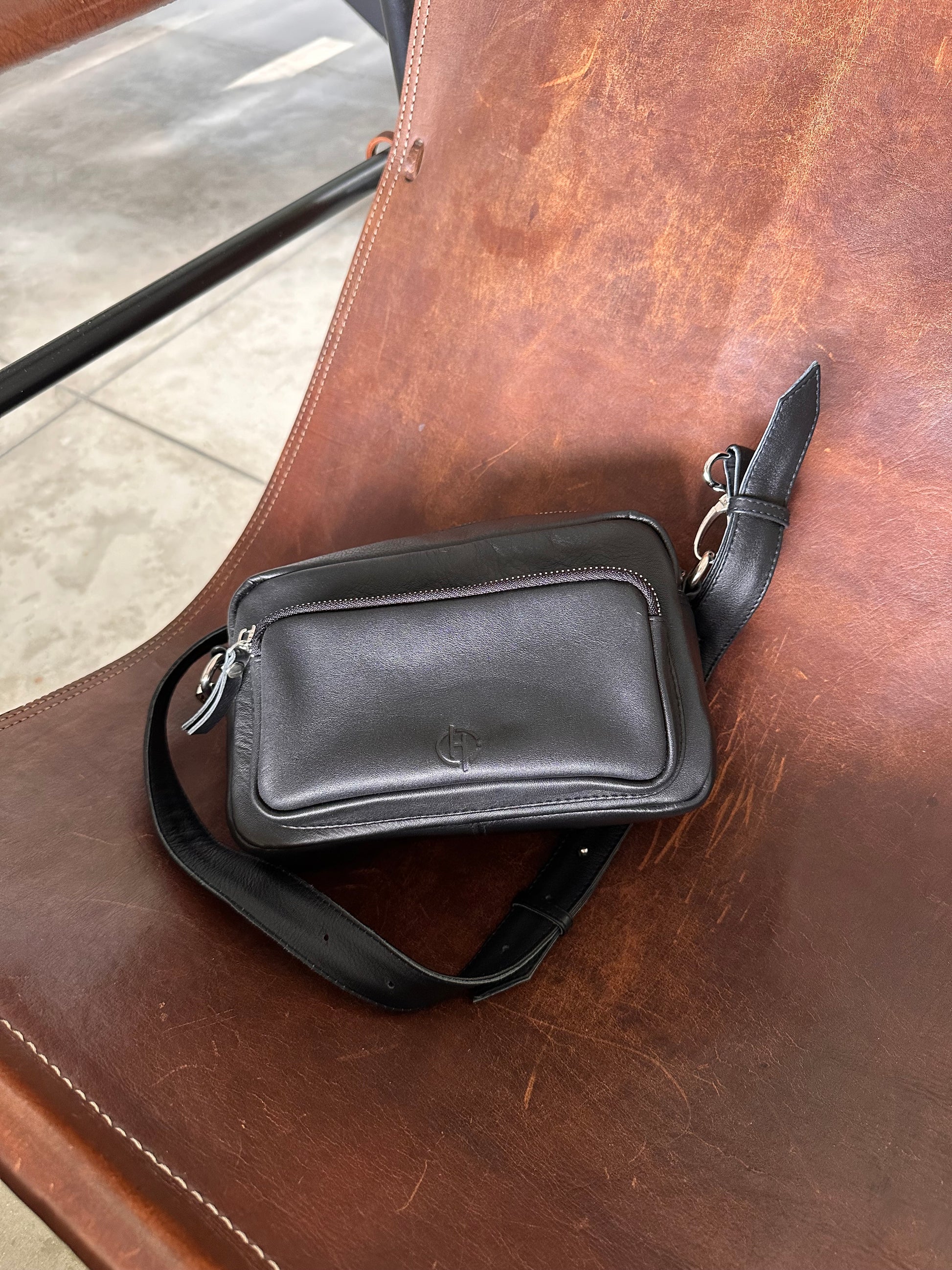 Geneva Cross Body Sling Leather Bag in Black