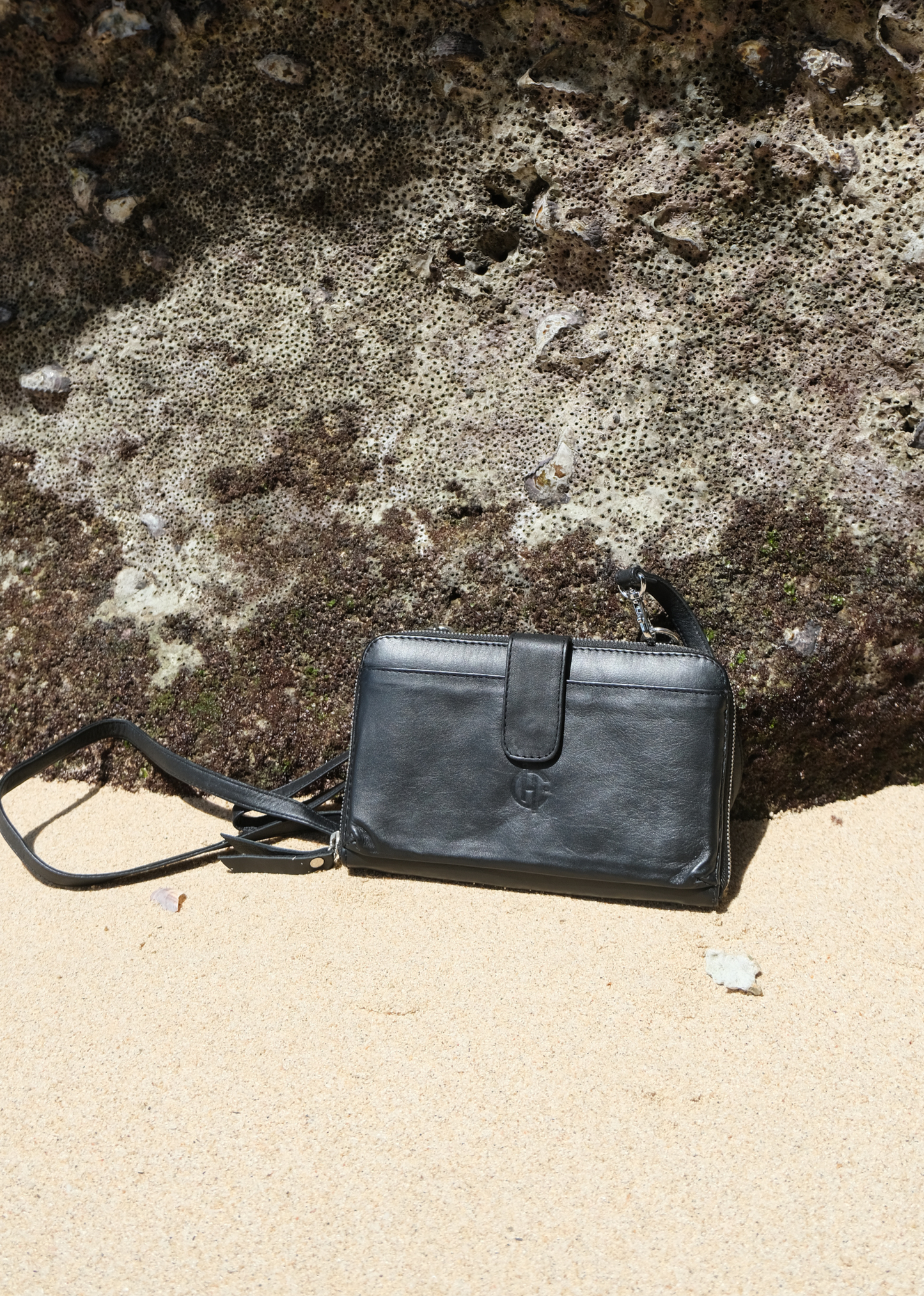 Geneva Wallet Sling in Black