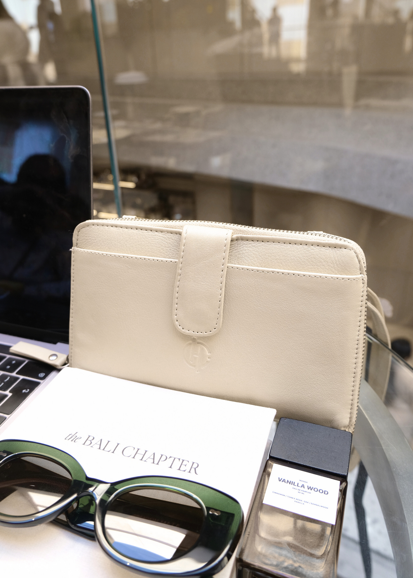 Geneva Wallet Sling in Creme