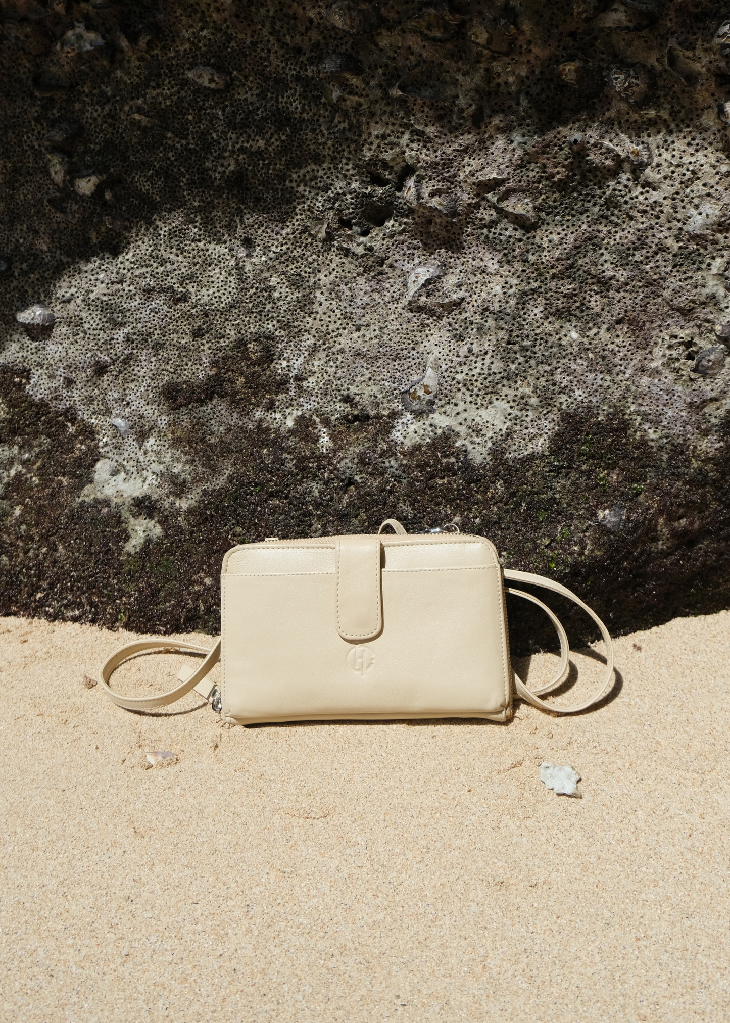 Geneva Wallet Sling in Creme