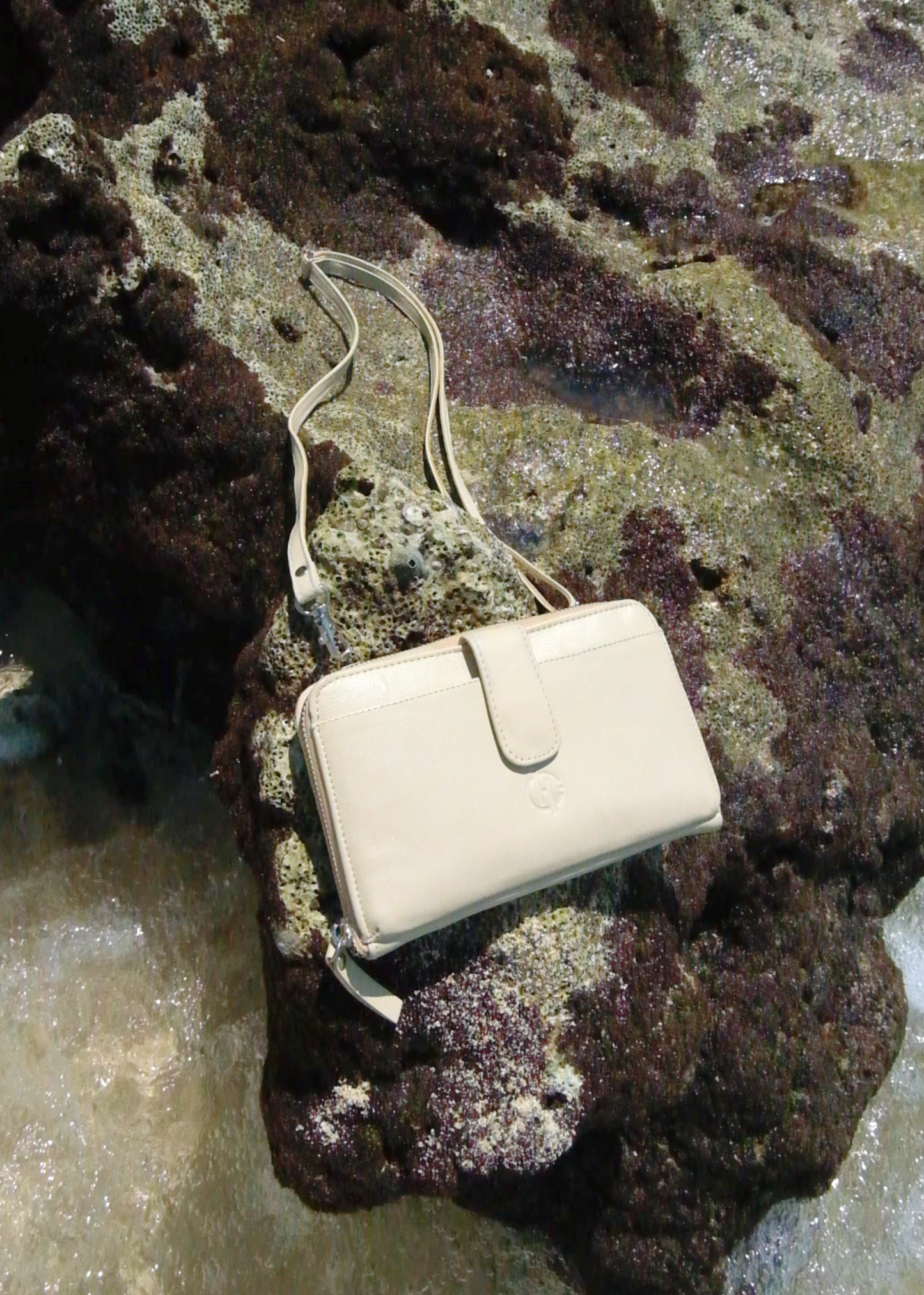 Geneva Wallet Sling in Creme
