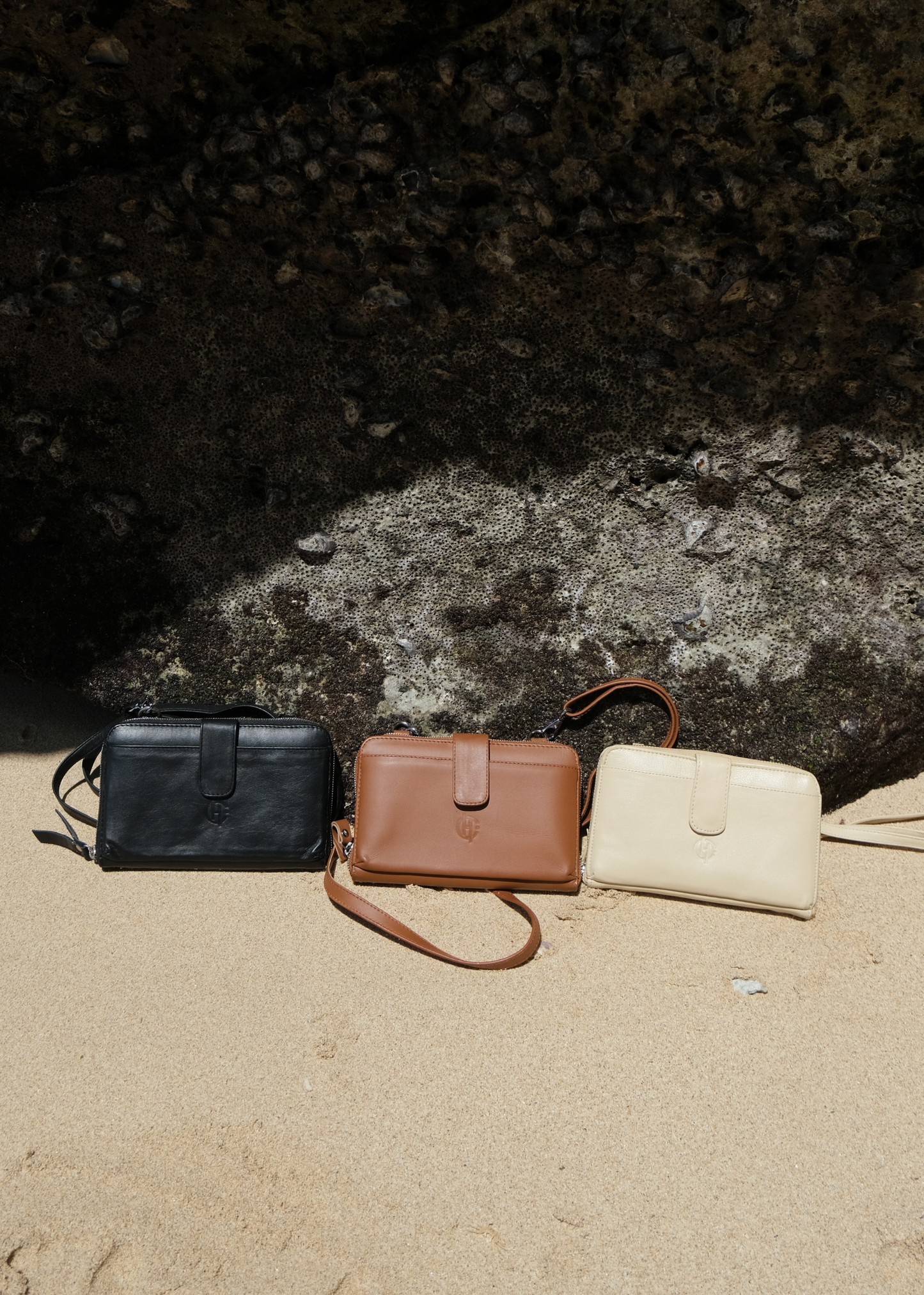 Geneva Wallet Sling in Black