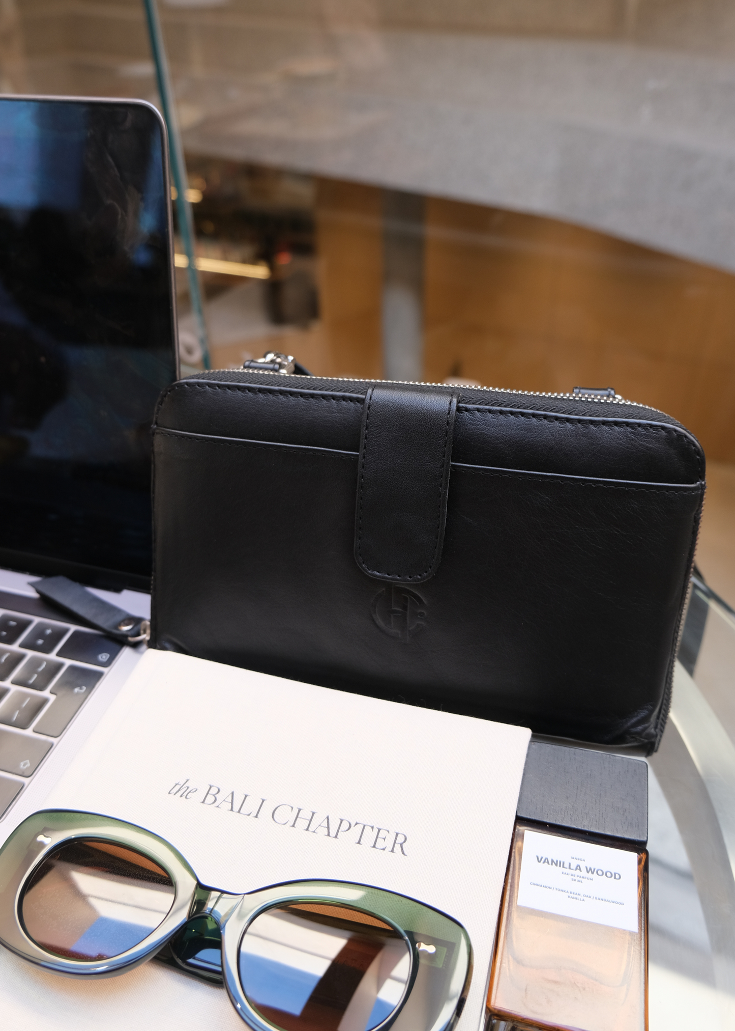 Geneva Wallet Sling in Black