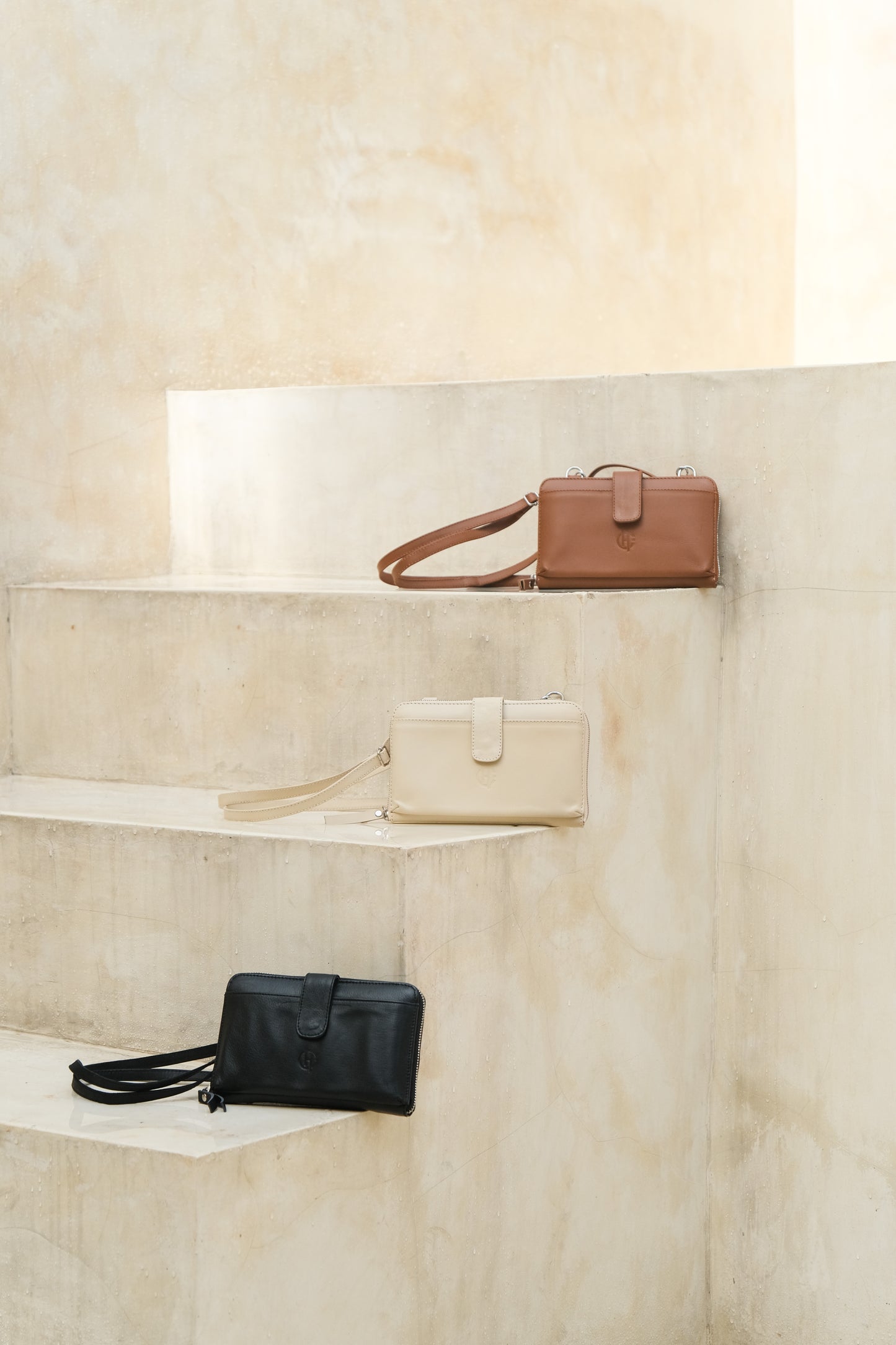Geneva Wallet Sling in Creme