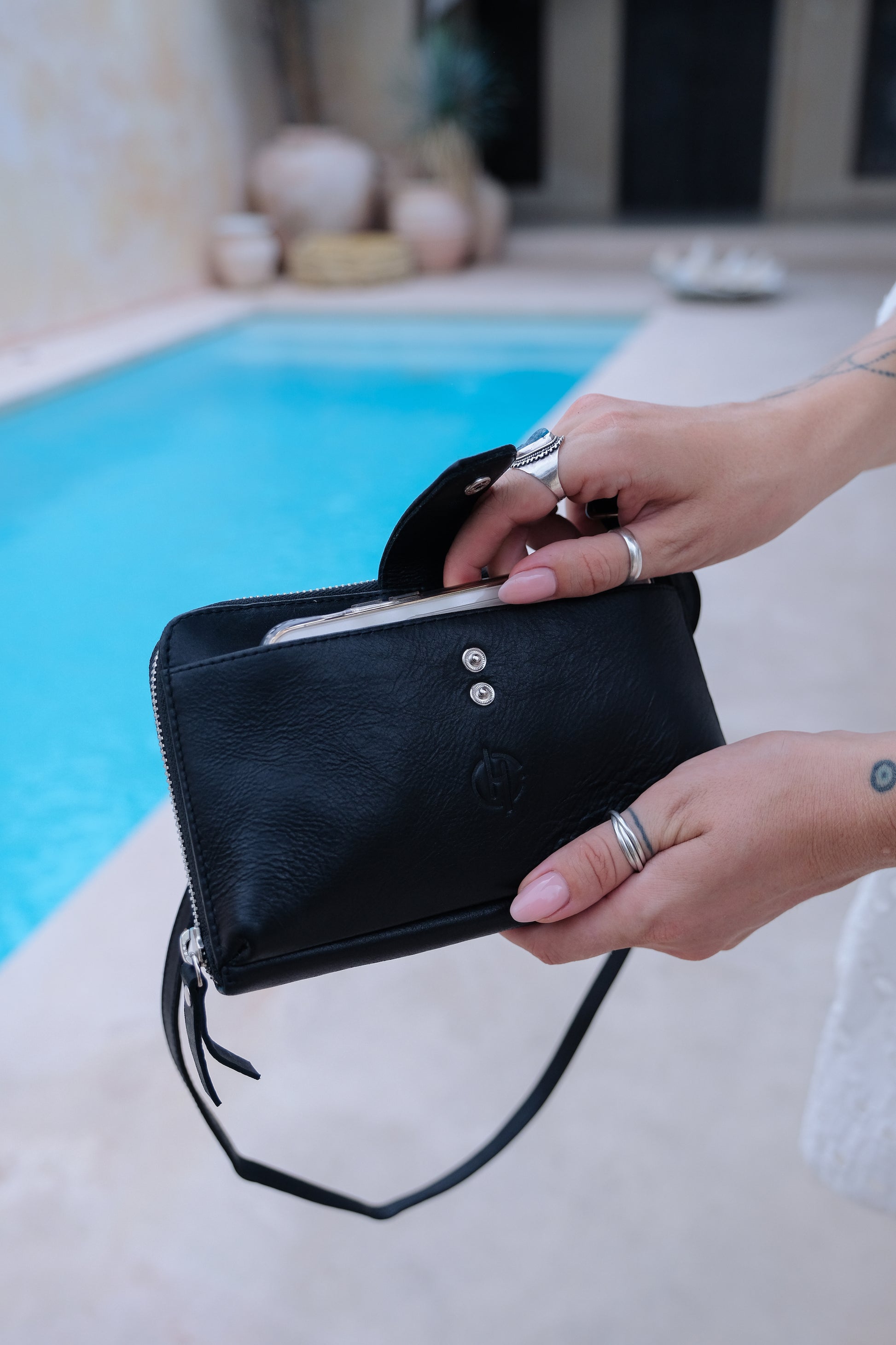 Geneva Wallet Sling Leather Bag in Black