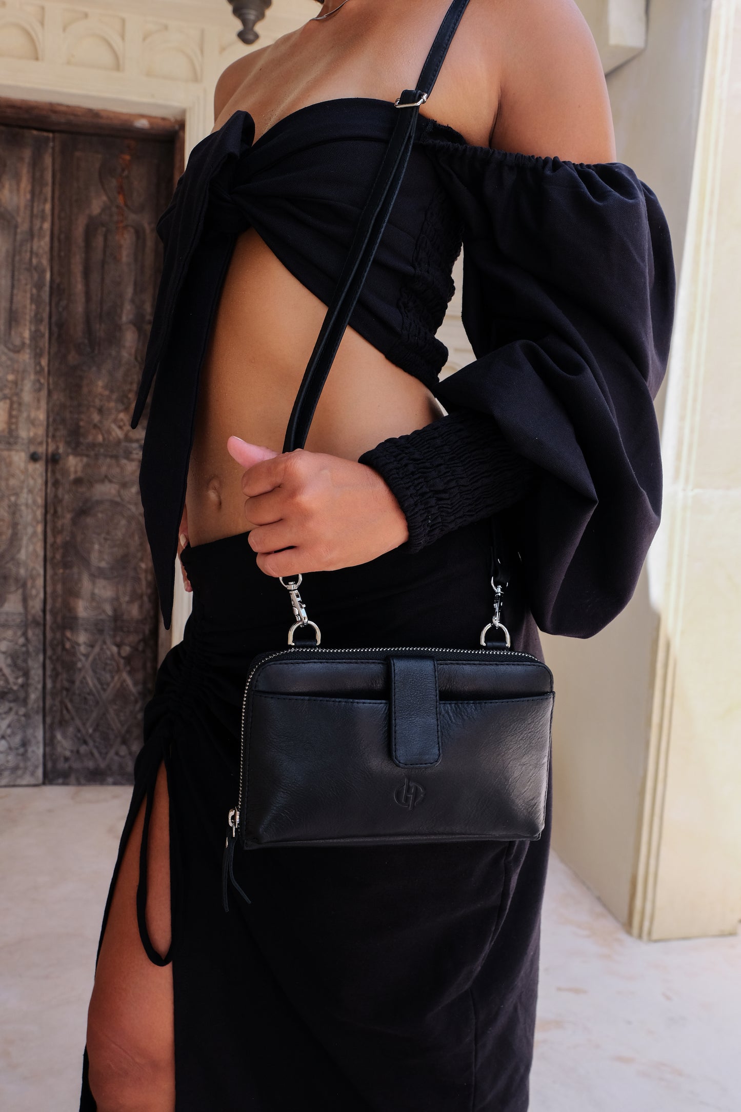 Geneva Wallet Sling Leather Bag in Black