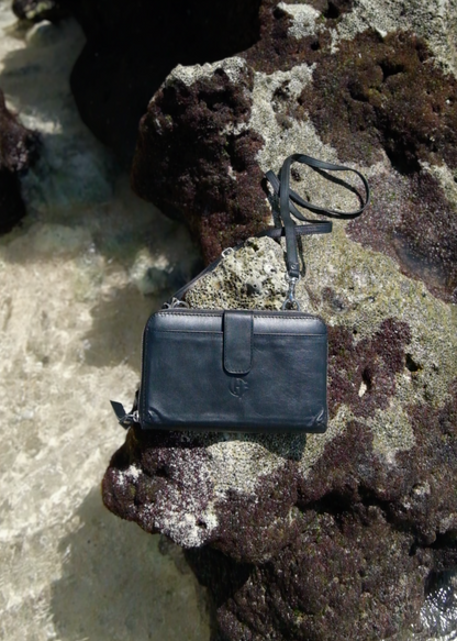 Geneva Wallet Sling in Black